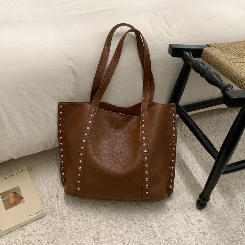 Stylische genoppte Leder Tote Bag