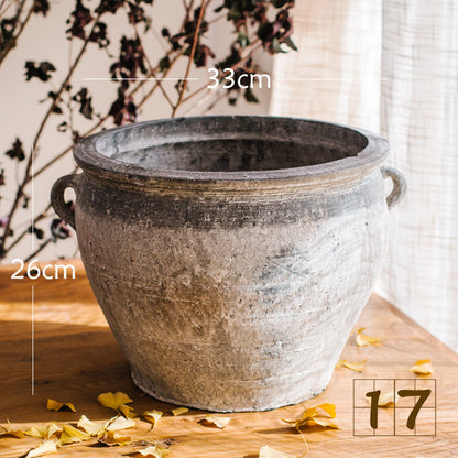 Rustikaler Keramiktopf mit handgearbeitetem Design Brehn