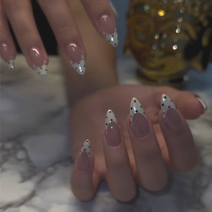 Kunstvolle Nagelkunst mit modernen Punkten und eleganter Spitze Brehn