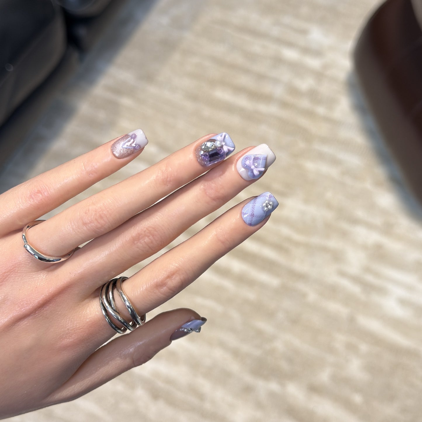 Dekorativer Luxus Druck-Nagelset mit elegantem Bogen und Edelsteinakzenten Brehn