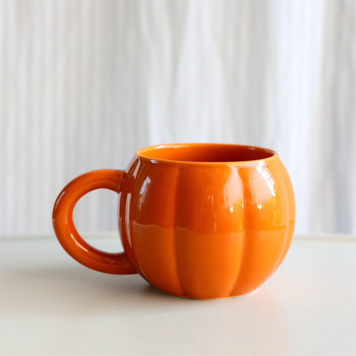 Keramikbecher mit ergonomischem Griff und geriffelter Ballonform