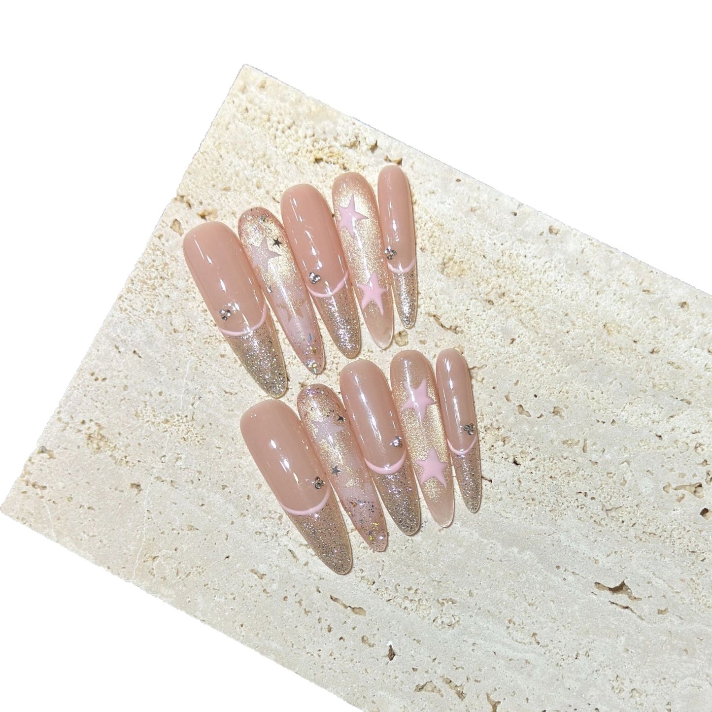 Elegante Stiletto Press-On Nagelkunst mit Strassakzenten Brehn