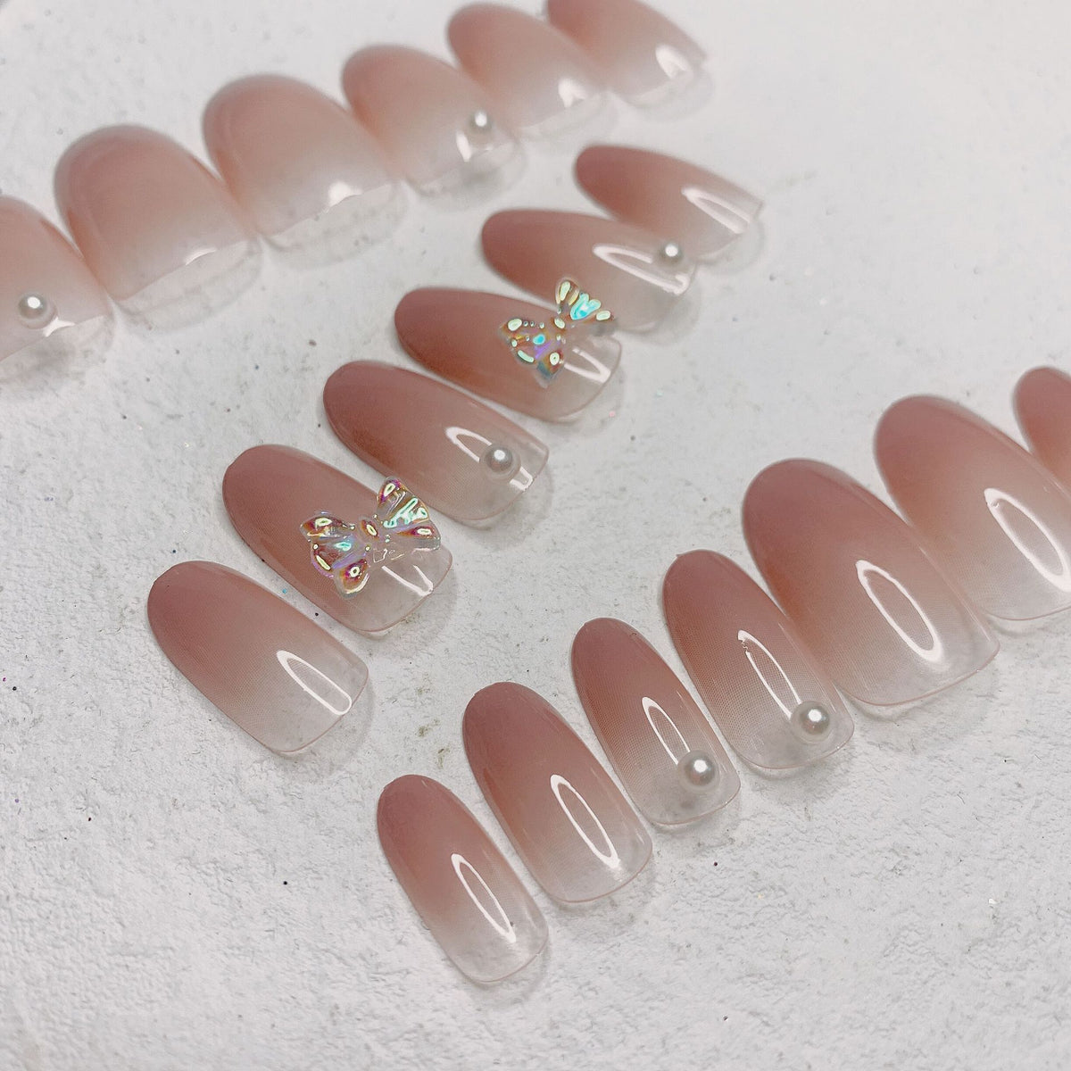 Elegante Schmetterlingsakzent-Nailart