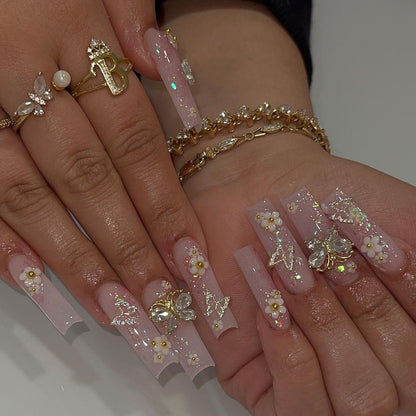 Kunstnagelset mit eleganten 3D-Blüten und Glitzerdetails Brehn
