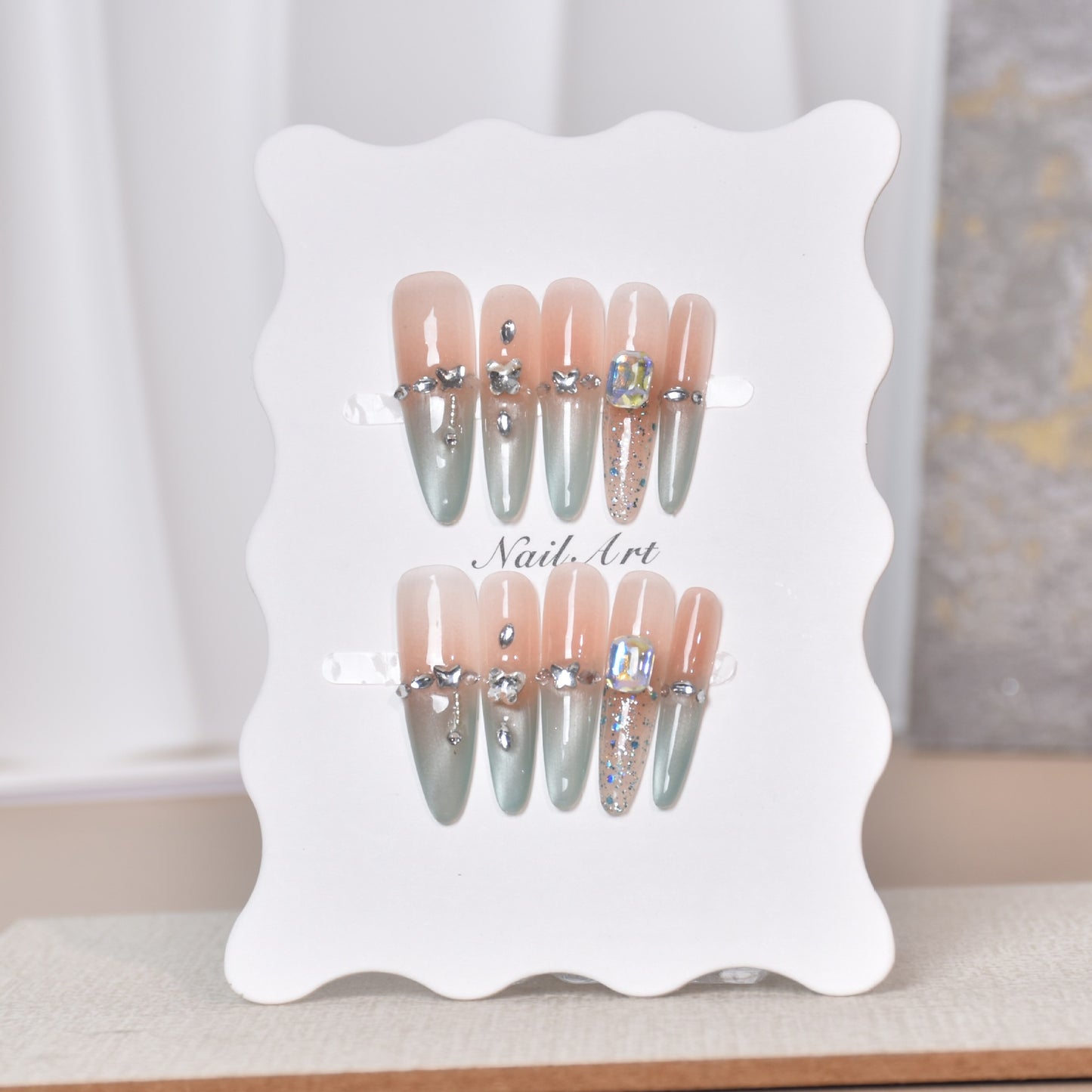 Künstlerisches, mit Strass verziertes Stiletto-Press-On-Nagelset Brehn