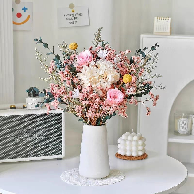 Getrocknete Blumen Dekor Arrangement