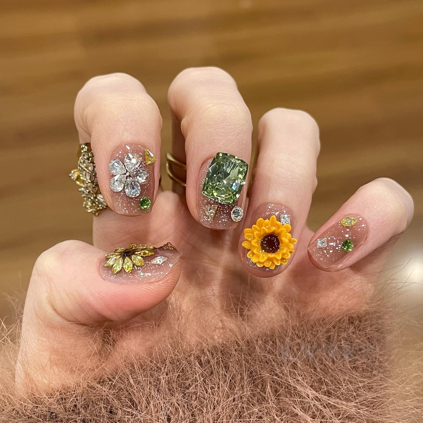 Kunstnägel mit Funkelnden Applikationen und Floralen Designs Brehn
