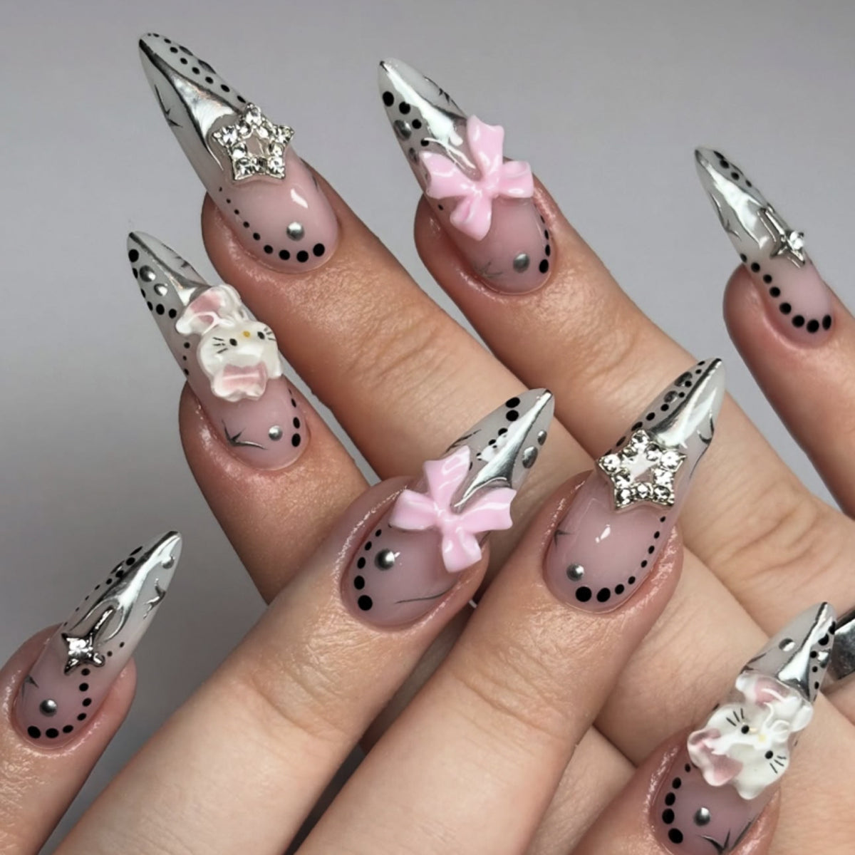 Kunstvolle Nagelverlängerungen mit glamourösem Dekor Brehn