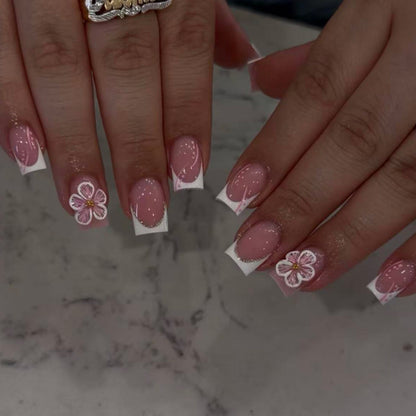 Kunstvolle Nagelverlängerungen mit Blumen-Design Brehn