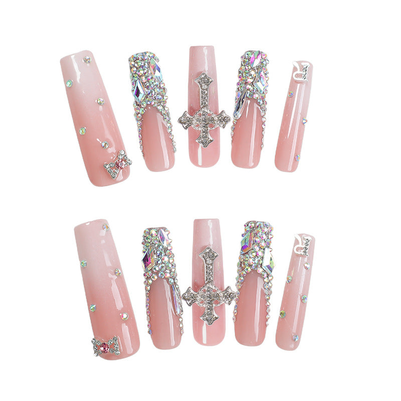 Kreatives Kunstnagelset mit glamourösen Strassverzierungen Brehn