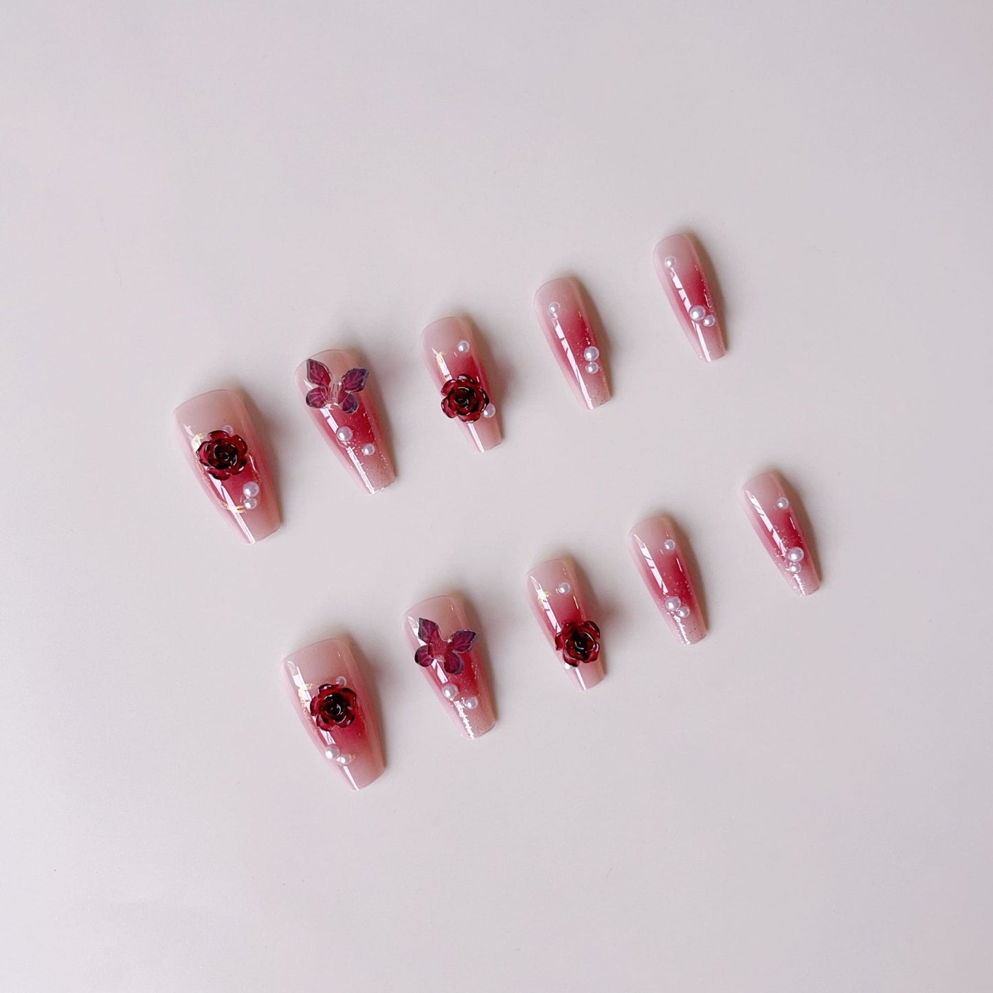 Kunstnagelset mit eleganten floralen 3D-Verzierungen Brehn