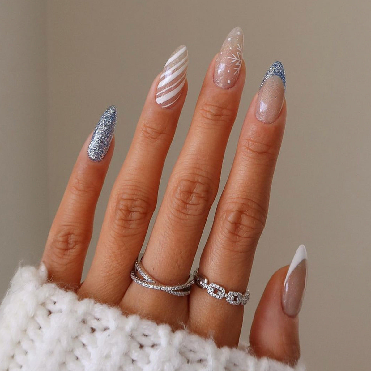 Kreatives Kunstnagelset mit eleganten Mustern Brehn