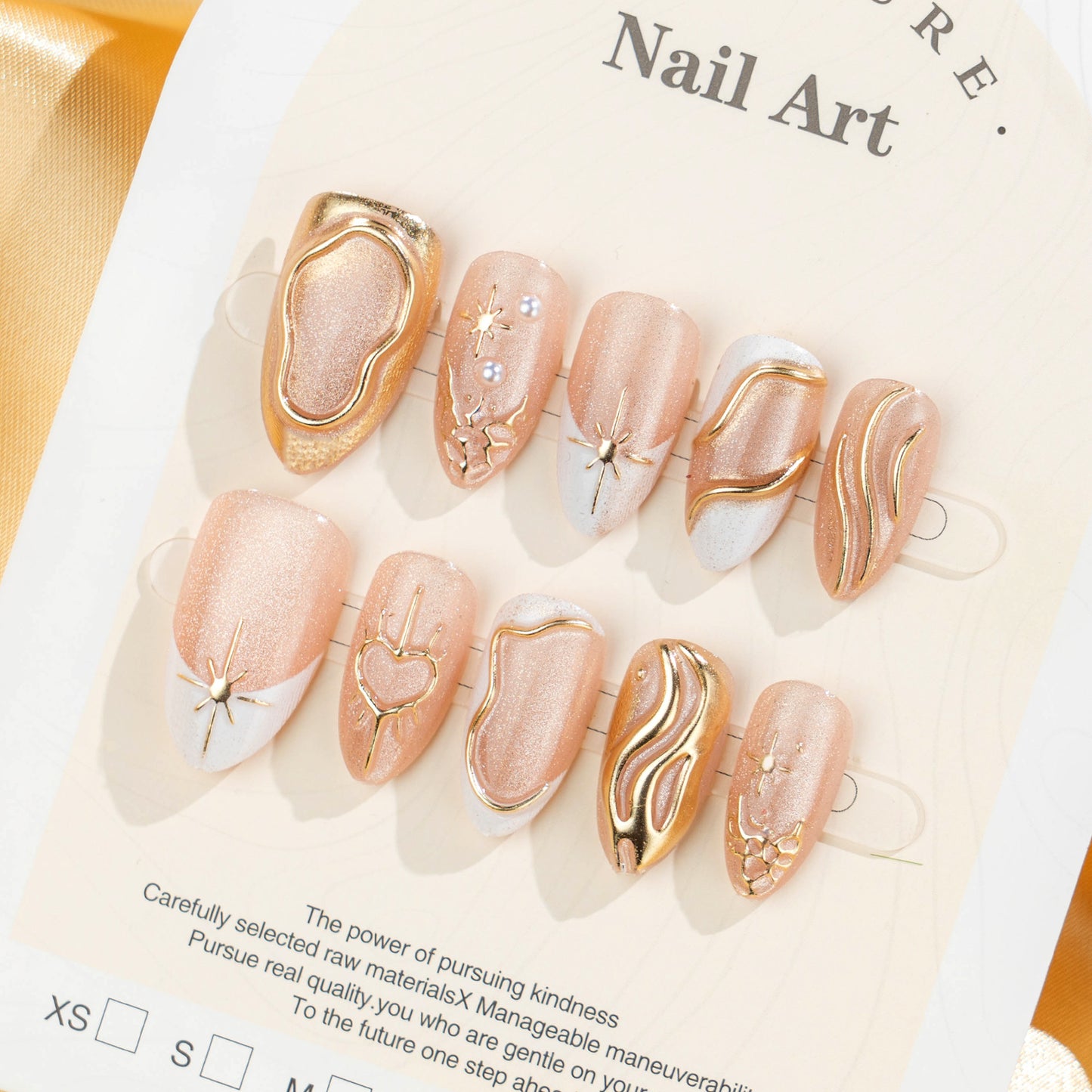 Künstlerisches Press-On-Nägel-Set mit eleganten goldenen Akzenten Brehn
