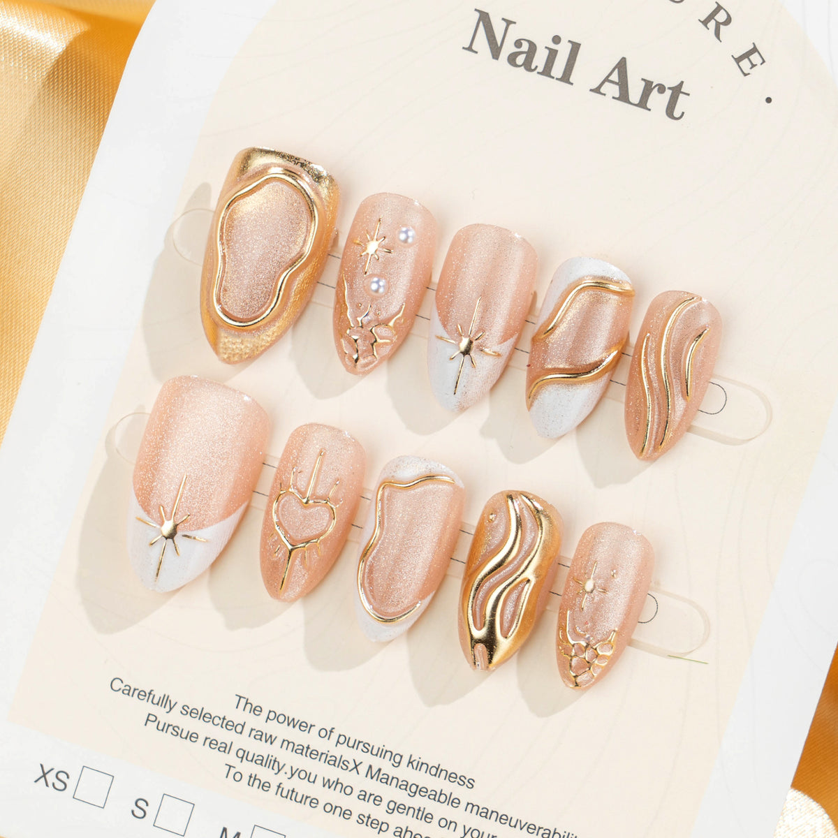 Elegantes Press-On-Nagelkunstset mit dekorativen goldenen Akzenten