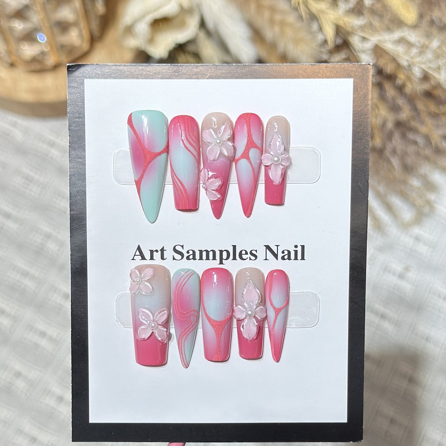 Dekorative Stiletto Press-On Nägel mit floralen Designs Brehn