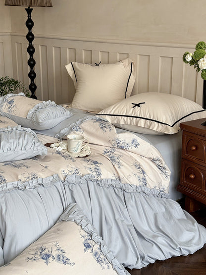 Bettwäsche-Garnitur im Vintage-Floralmotiv mit gerafftem Volant und Schleifen-Kissenhülle