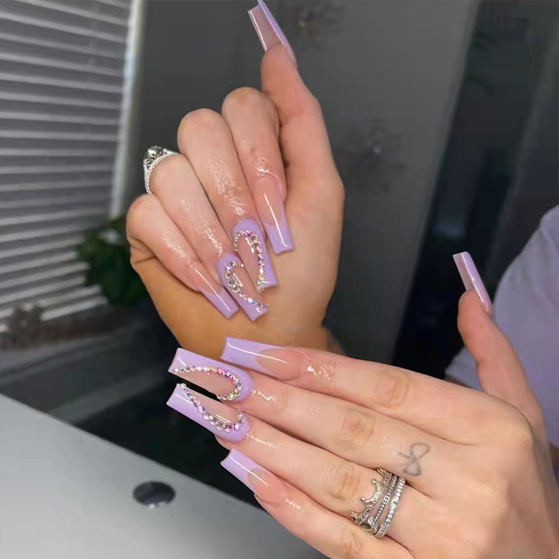 Kunstnagelset mit funkelnden Herzen und eleganten Glitzerakzenten Brehn