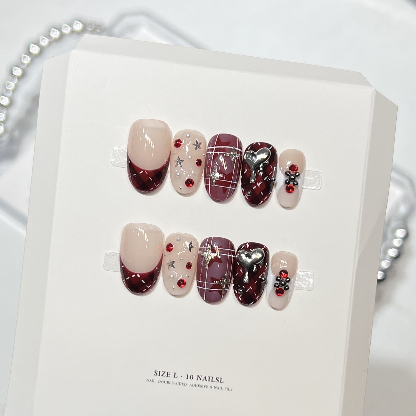 Künstlerisches Press-On-Nagelset mit bezaubernden Designs Brehn
