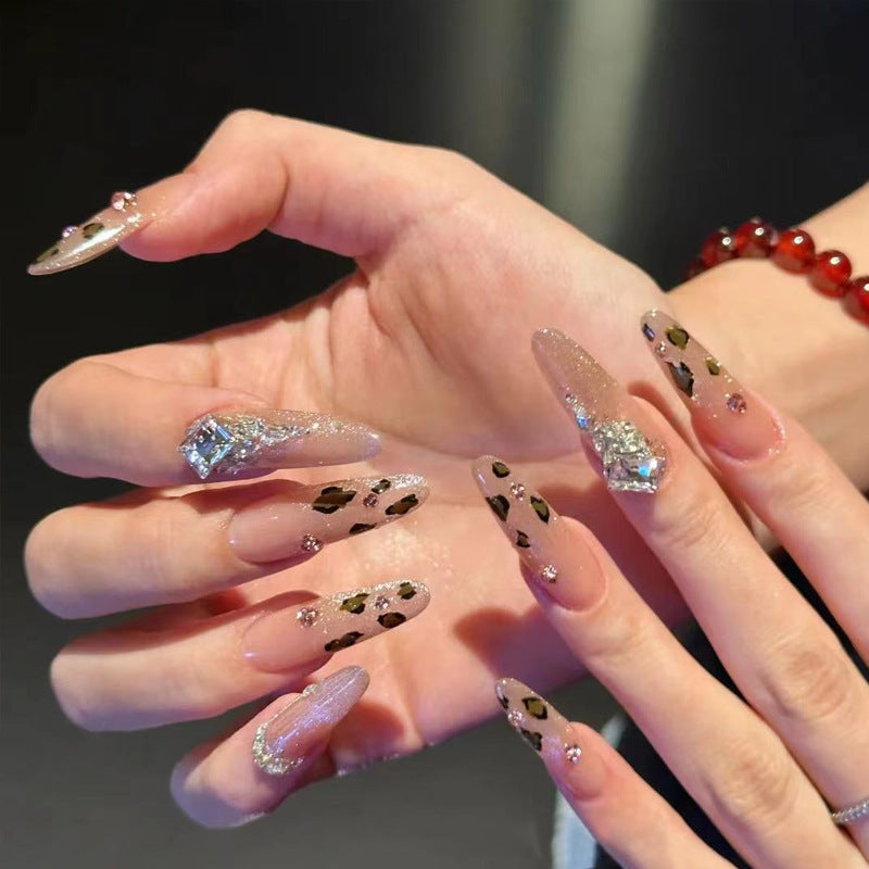 Glamouröses Kunstnagelset mit lustigem Leoparden-Muster und glitzernden Akzenten Brehn