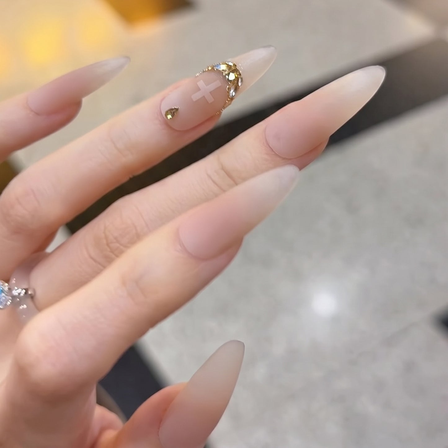 Elegantes Stiletto Press-On-Nagelkunst-Set mit Kristallakzenten Brehn