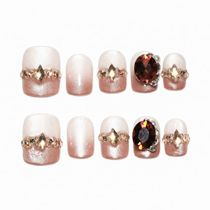 Künstliche Nagelkunst mit Glitzer- und Schmuckverzierungen Brehn