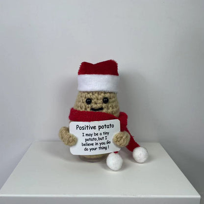 Plüschknuffel mit Weihnachtsmannhut und Schal