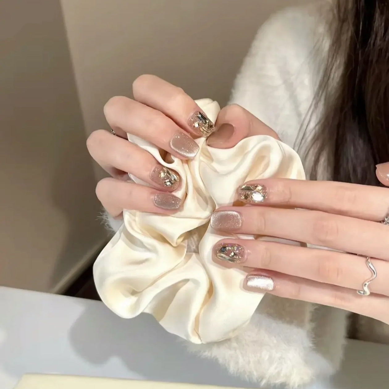 Elegante Kunstnägel mit Funkelnden Goldakzenten Brehn
