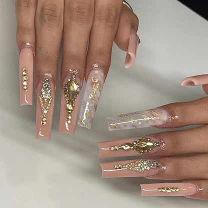 Kunstvolle Nagelverlängerungen mit Glitzerverzierungen und filigranen Akzenten Brehn