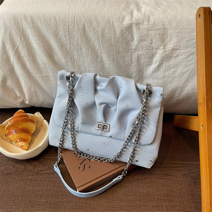 Stylische Handtasche mit Kettenakzenten