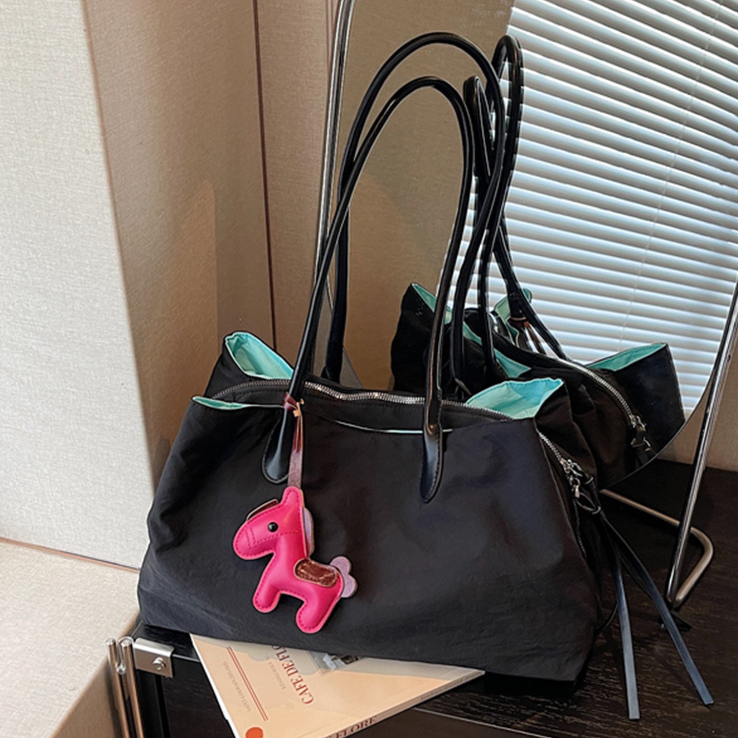 Elegante Tragetasche mit Reißverschluss und Praktischen Innenfächern Brehn