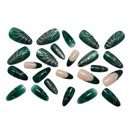 Kunstnägel im eleganten Design mit botanischen Akzenten Brehn
