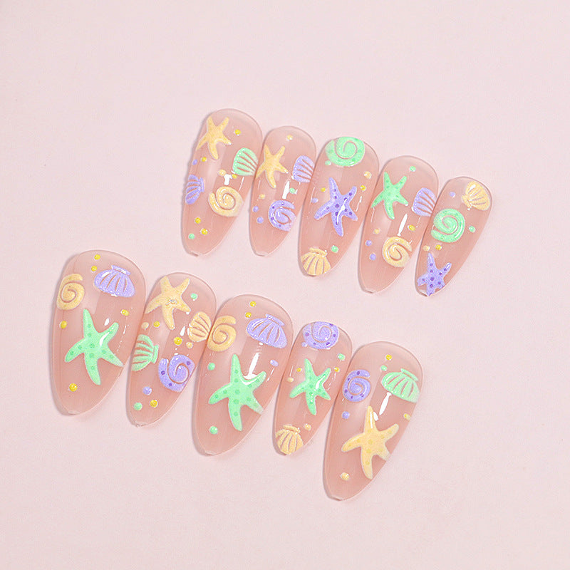 Künstlerisches Press-On-Nail-Design mit vom Ozean inspirierten Akzenten Brehn