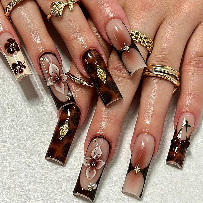 Kunstvolle Nagelspitzen mit Herbstmotiven Brehn