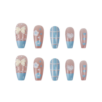 Künstlerisches Press-On Nagelset mit floralen und Herzdesigns Brehn