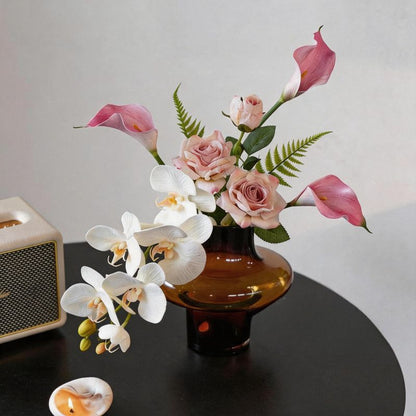 Realistisches Blumenarrangement in dekorativer Vase