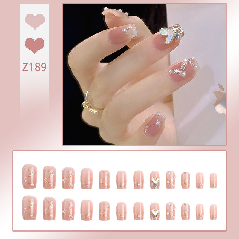 Kunstnagelset mit eleganten Glitzerverzierungen und schimmernden Akzenten Brehn