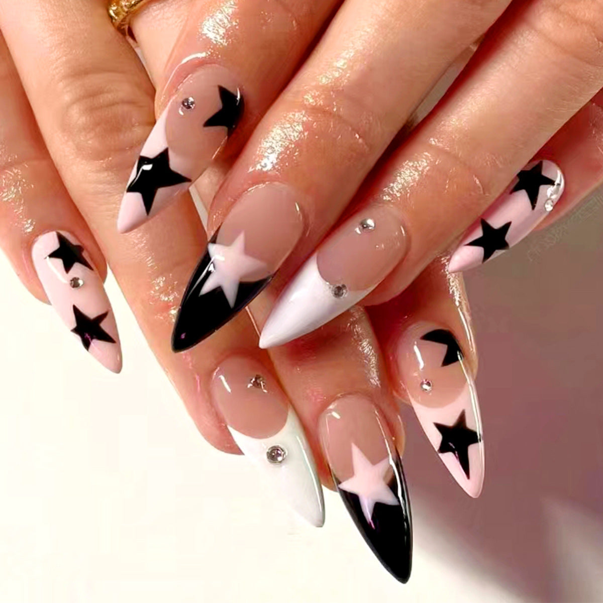 Kunstvolle Stiletto-Nägel mit Sternen-Motiv Brehn
