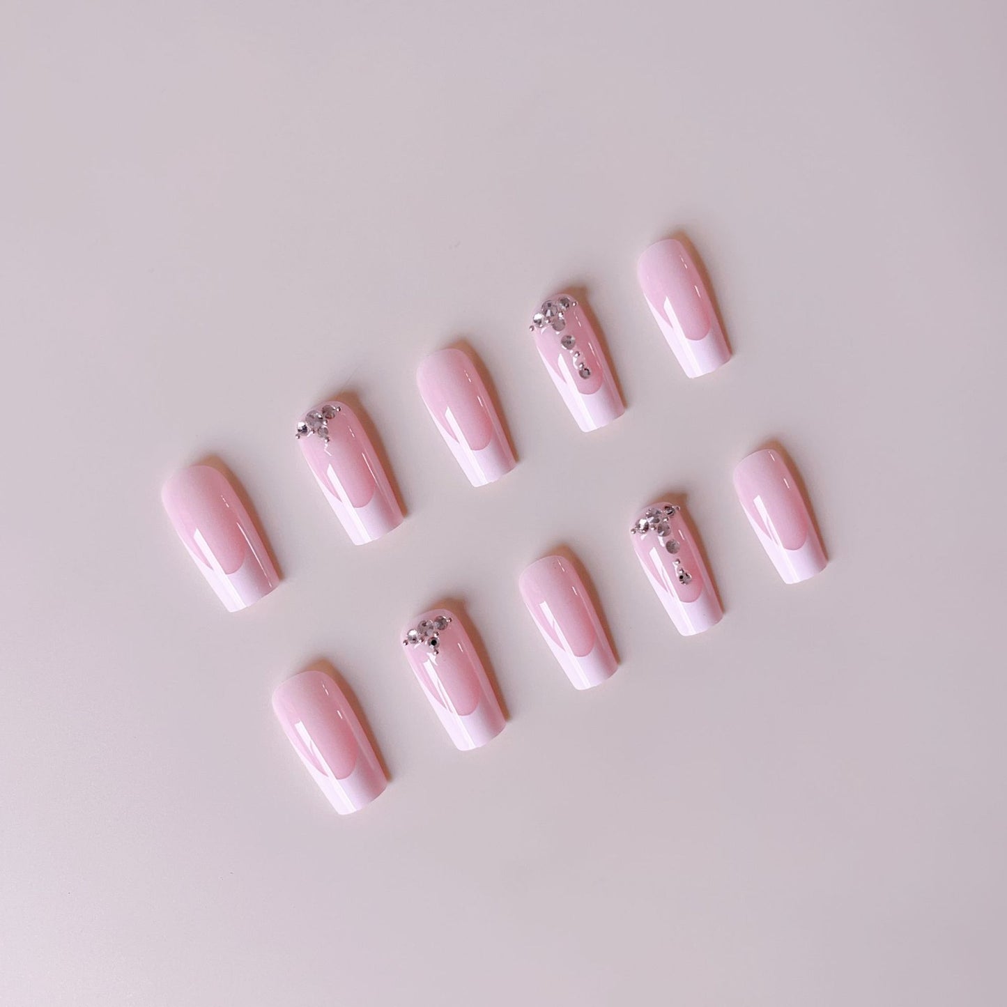 Kunstnagelset mit eleganten French Spitzen und funkelnden Strassakzenten Brehn