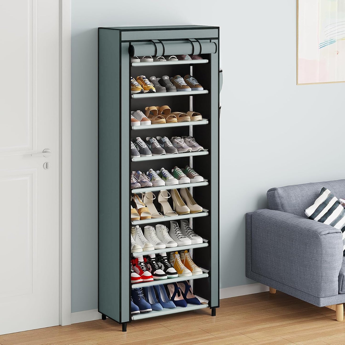 hoher vertikaler Schuhschrank mit aufrollbarem Schutzdeckel und klaren Regalplatten Brehn
