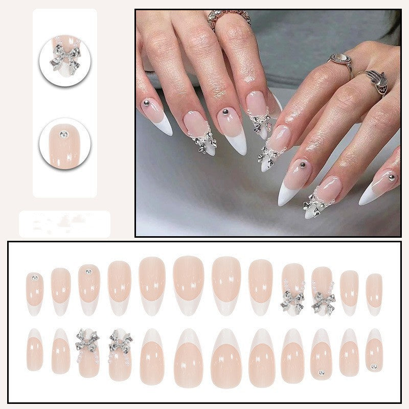 Glamouröse Kunstnagelspitzen mit eleganten Verzierungen Brehn