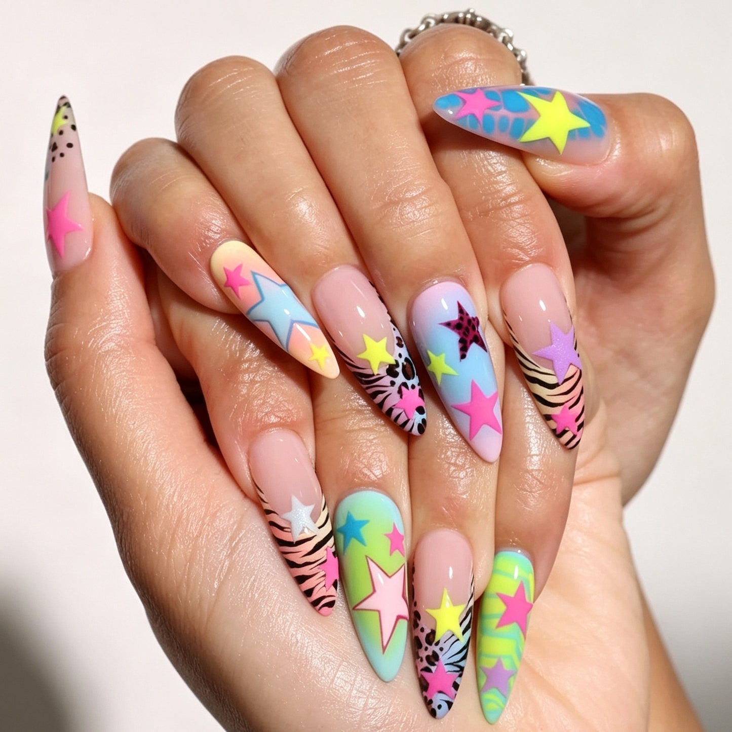 Kunstnagelset mit bunten 3D-Sternmotiven Brehn