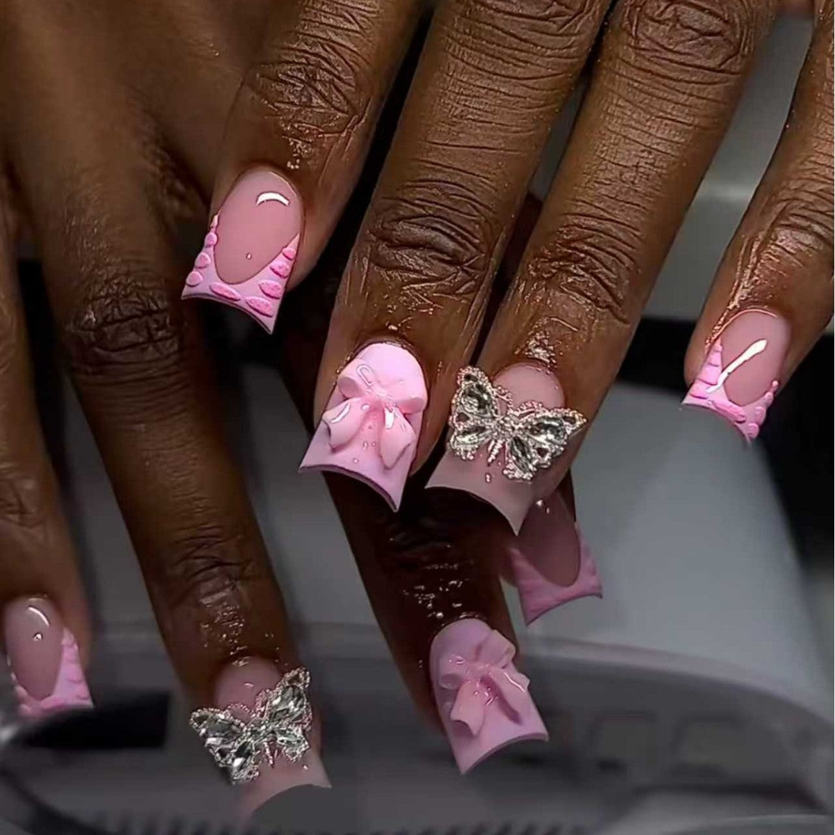 Dekorative von Schmetterlingen inspirierte Nagelverstärkungen Brehn