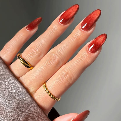 Glänzende Stiletto-Nageltipps