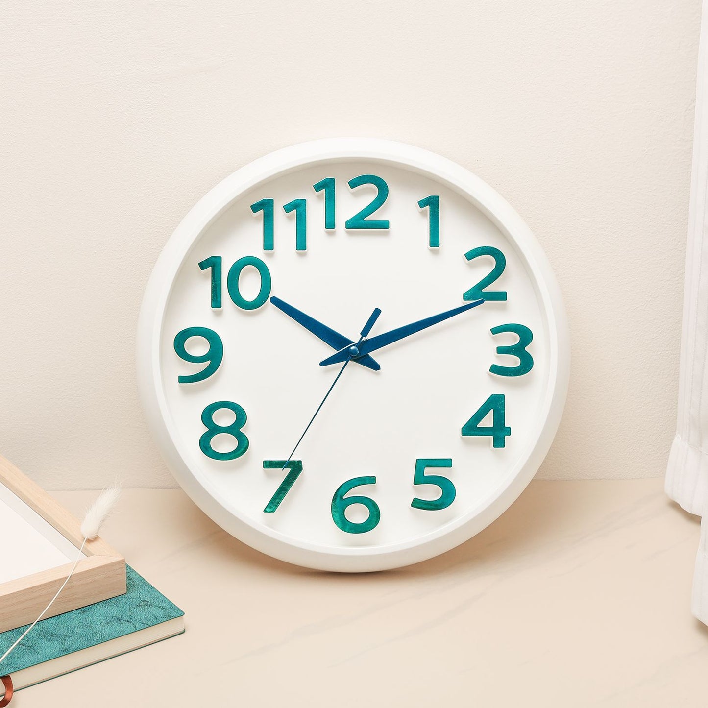 Wanduhr im minimalistischen Design Brehn