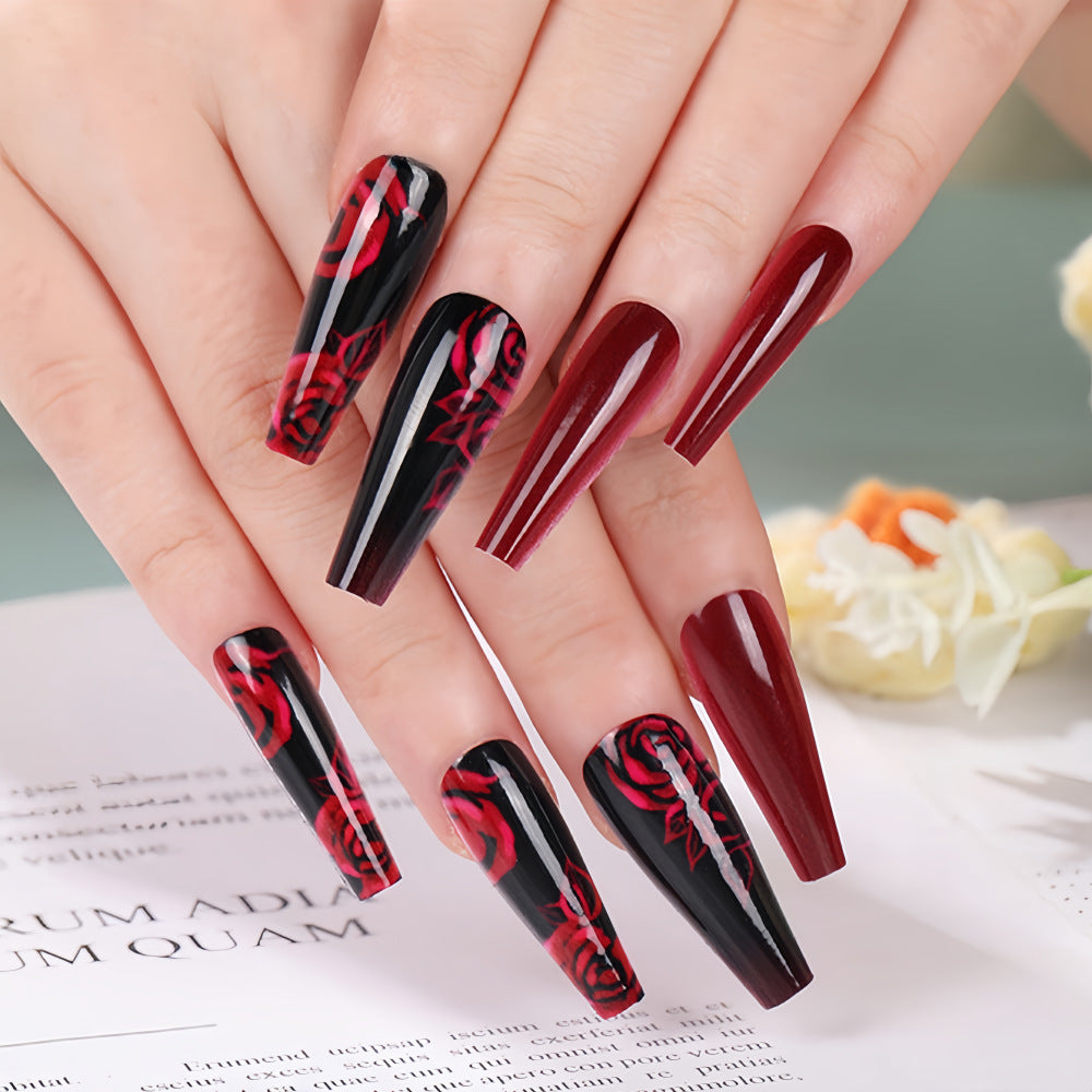 kunstvolle Nagelspitzen mit floralem Rosenmuster Brehn