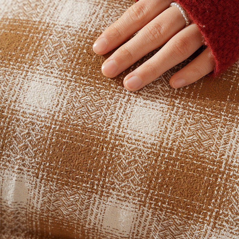 Dekorativer quadratischer Kissenbezug mit Pompon-Ecken und kariertem Jacquardmuster Brehn