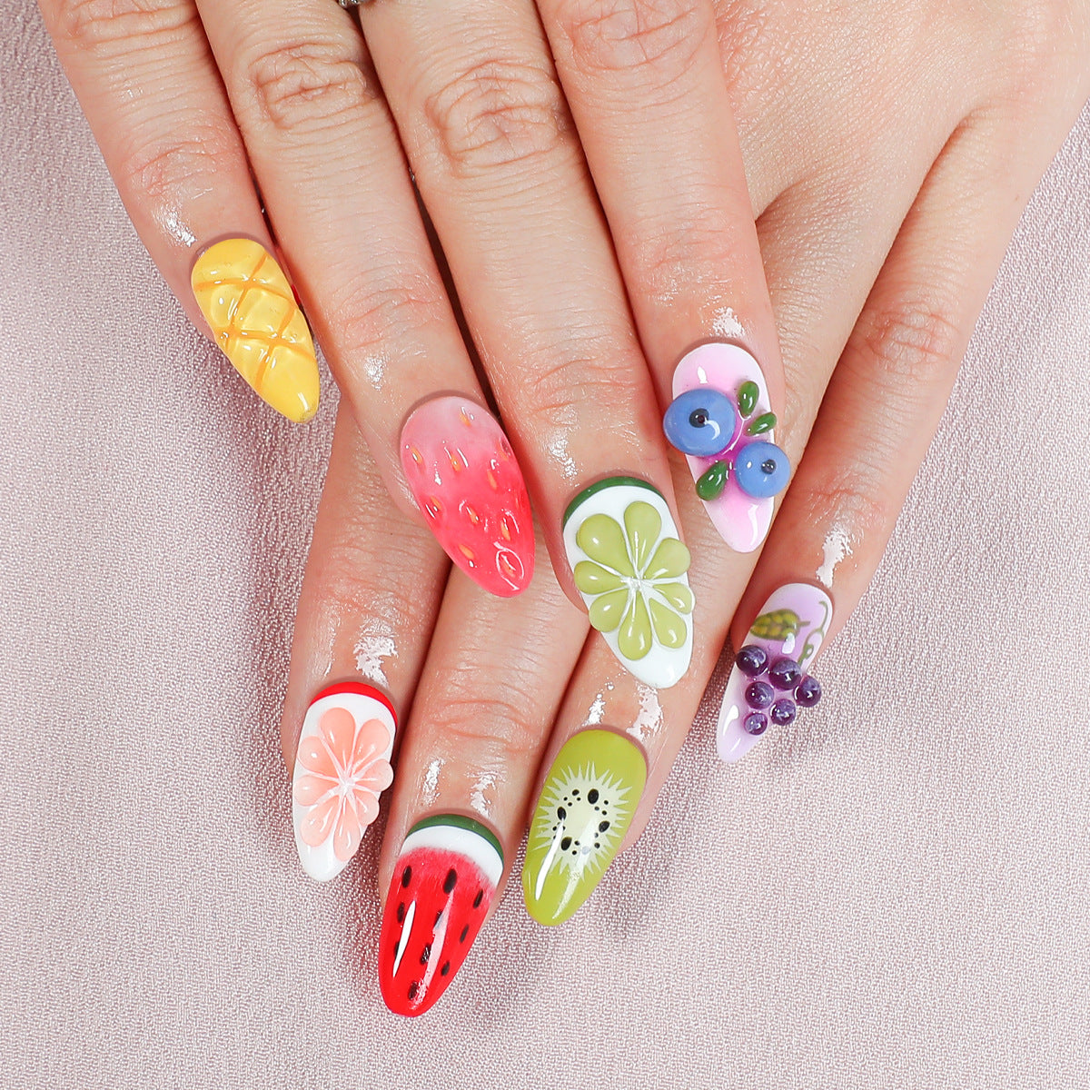 Kreatives Kunstnagelset mit bunten Obstdesigns Brehn