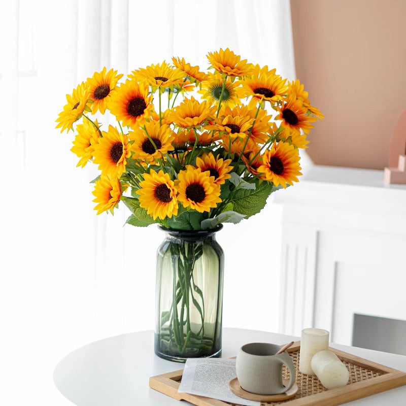 Realistisches Sonnenblumenblütenstängel