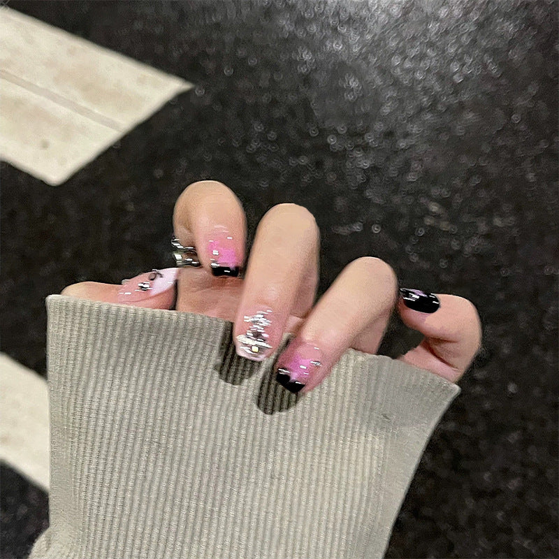 Kunstvolle Nail Art mit Glitzer-Details Brehn