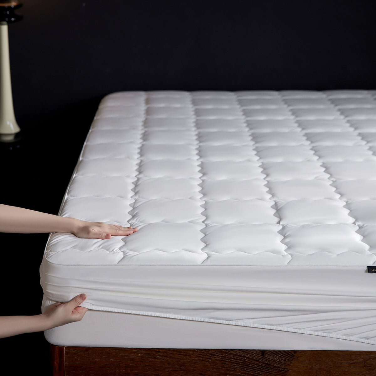 Box-Quilted Matratzenauflage Protector mit elastischem Rock und hypoallergenem Faserfüllung